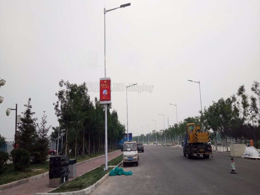 上海公路P3.33LED智慧灯杆屏